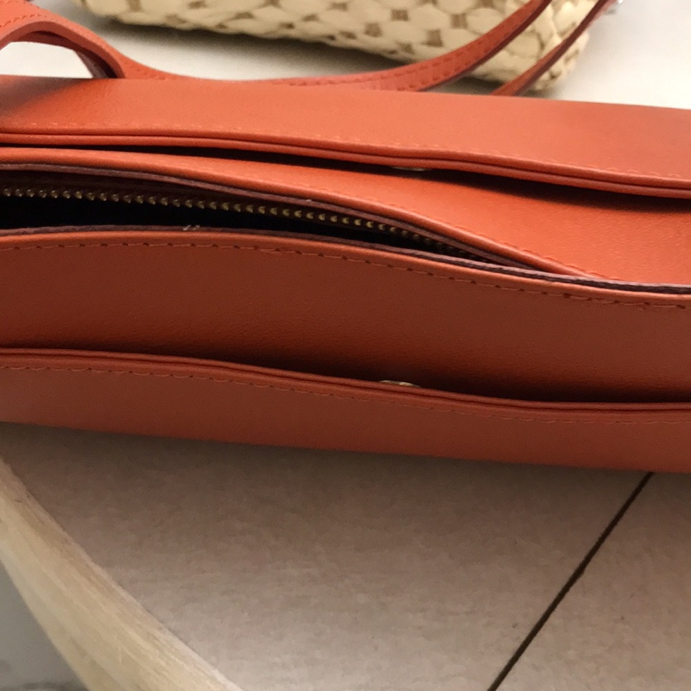 Divina Fireeze leather structured beautiful purse. - Picture 2 of 12